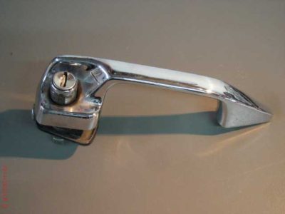 Desmontar la cerradura del Mercedes W114/W115.