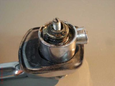 Desmontar la cerradura del Mercedes W114/W115.