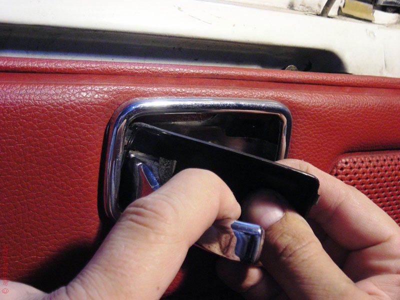 Desmontar revestimiento de puerta del Mercedes de la gama W115