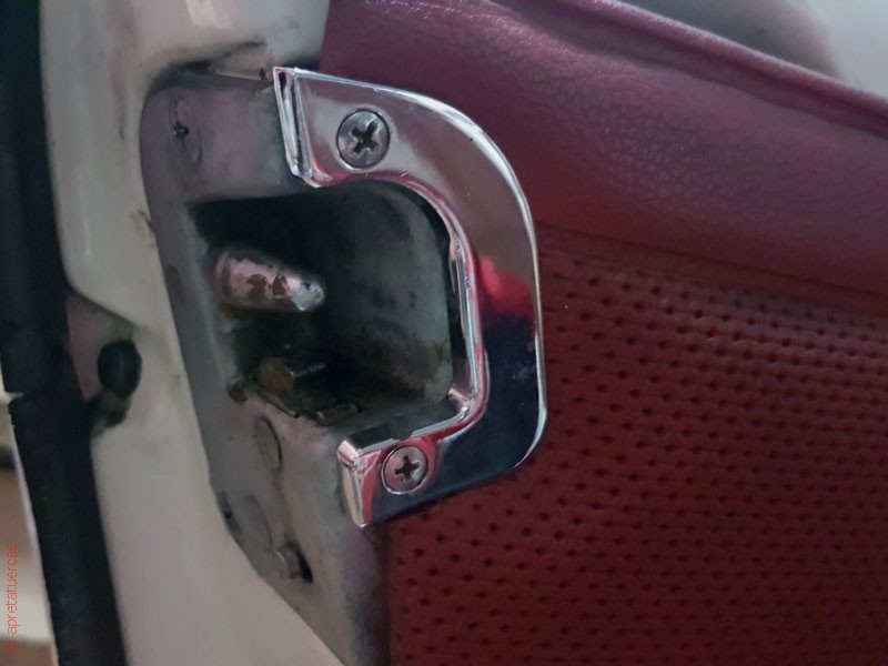 Desmontar revestimiento de puerta del Mercedes de la gama W115